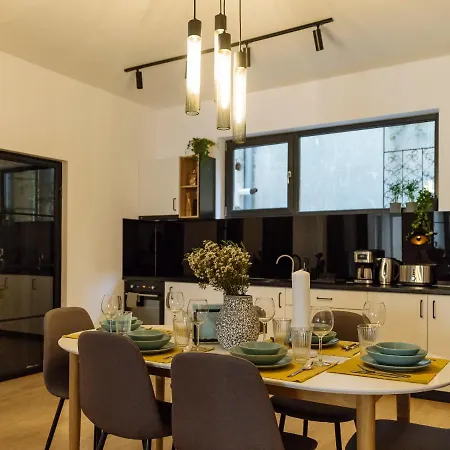 Bright 3br Flat - Location - View Balcony Апартаменти Бухарест