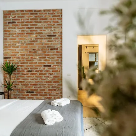Апартаменти Bright 3br Flat - Location - View Balcony Бухарест