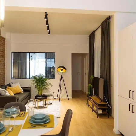 Bright 3br Flat - Location - View Balcony *