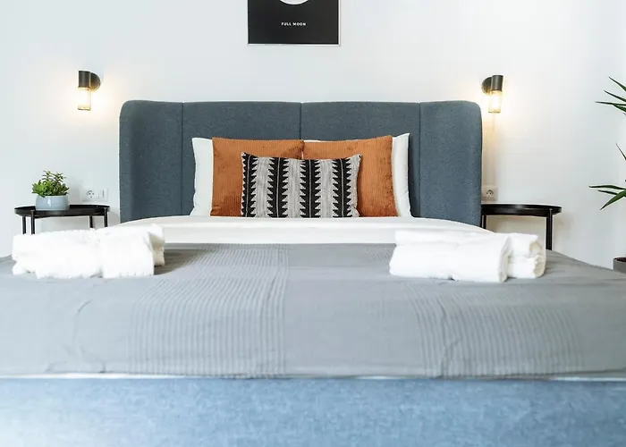 Bright 3br Flat - Location - View Balcony アパート