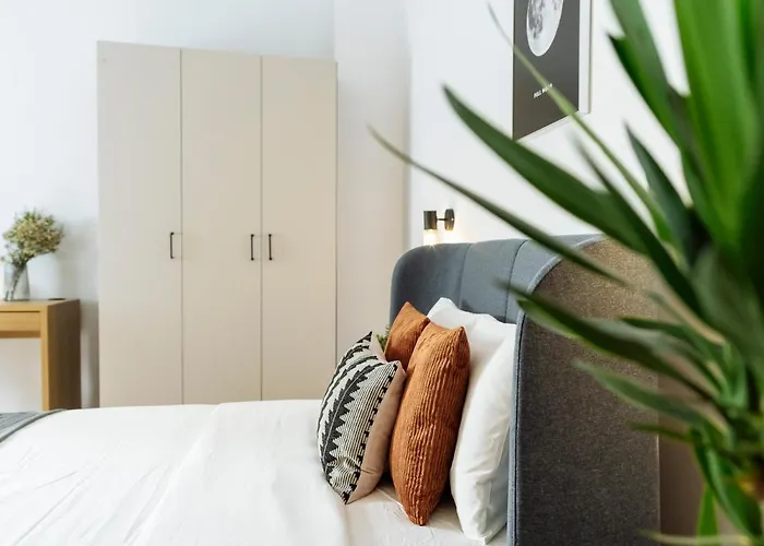 Bright 3br Flat - Location - View Balcony アパート