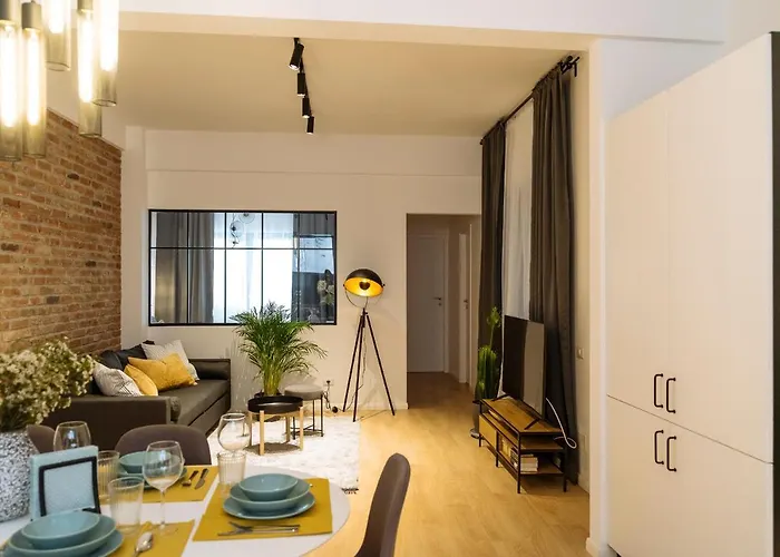 Bright 3br Flat - Location - View Balcony *